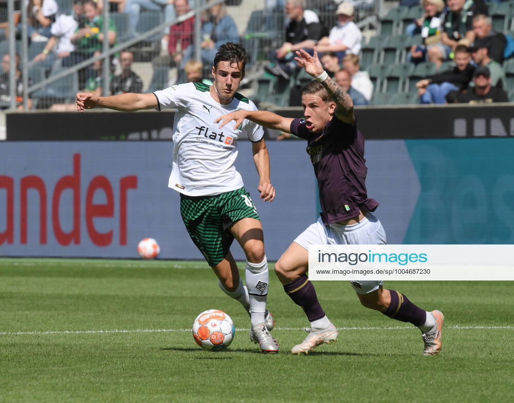 Florian Neuhaus (Borussia Moenchengladbach), li., gegen Tomas Suslov (FC Groningen) 31.07.2021, Fussball GER, Saison 2021 2022, 1. Bundesliga, Testspiel, Freundschaftsspiel, Borussia Mönchengladbach - FC Groningen, , Foto: Weis TEAM2sportphoto Moenchengladbach Nordrhein Westfalen Deutschland