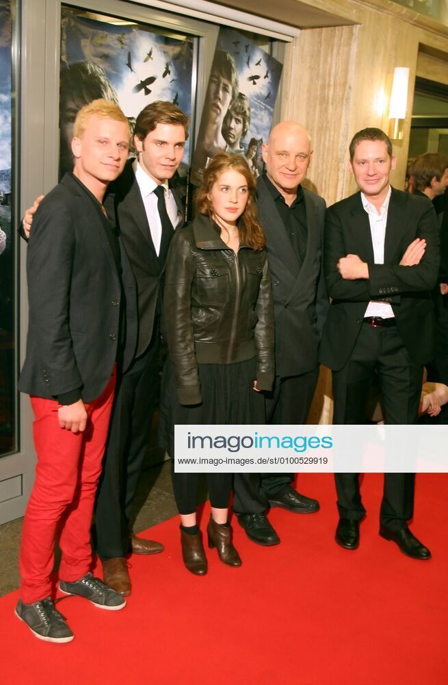 30her Kino: vl. Robert Stadlober, Daniel Brühl, Paula Kalenberg, Christian Redl und Marco Kreuzpainter bei der Deutschlandpremiere zu Krabat in der Lichtburg Essen, Roter Teppich, red carpet, schauspieler, kino (tv), cinema, Essen NRW Deutschland, Germany