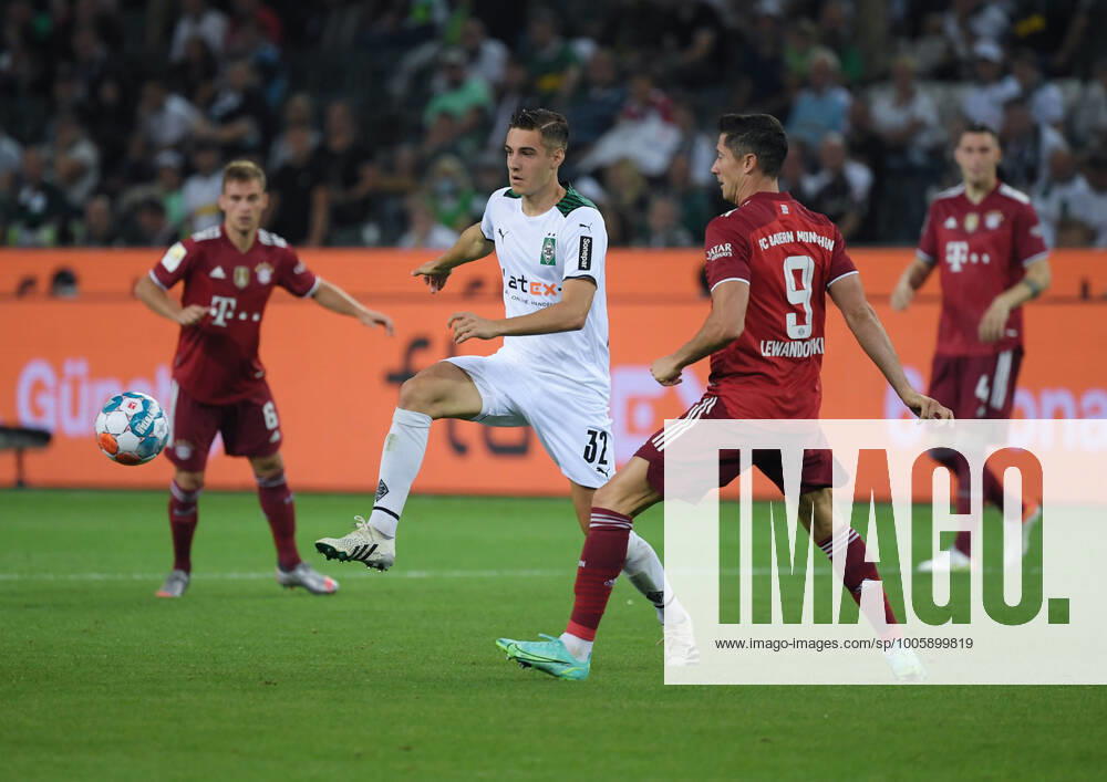 Florian Neuhaus (Borussia Moenchengladbach), li., gegen Robert Lewandowski (Bayern Muenchen) 13.08.2021, Fussball GER, Saison 2021 2022, 1. Bundesliga, 1. Spieltag, Borussia Mönchengladbach - FC Bayern München 1:1, Foto: Weis TEAM2sportphoto