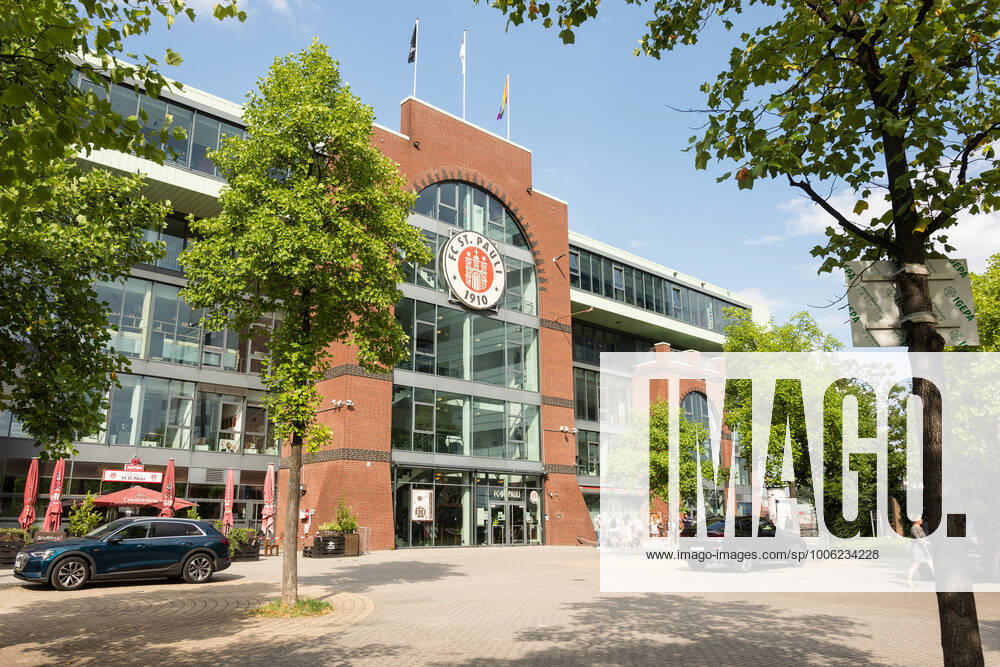 Fußball (Herren), Saison 2021 22, 2. Bundesliga, 1. Spieltag, FC St. Pauli - Holstein Kiel, Millerntor-Stadion (Hamburg), 11.07.2021 Südseite des Millerntorstadions mit dem Haupteingang zur FCSP-Geschäftsstelle und großem St. Pauli Logo an der Glasfront Hamburg Deutschland