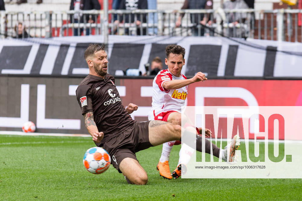 Fußball (Herren), Saison 2021 2022, 2. Bundesliga, 5. Spieltag, FC St. Pauli - SSV Jahn Regensburg, Millerntorstadion, 29.08.2021 Guido Burgstaller ( 9, FC St. Pauli), Konrad Faber ( 11, SSV Jahn R.) Hamburg Deutschland
