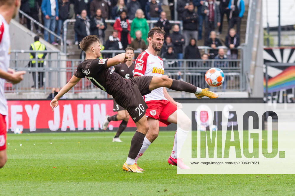 Fußball (Herren), Saison 2021 2022, 2. Bundesliga, 5. Spieltag, FC St. Pauli - SSV Jahn Regensburg, Millerntorstadion, 29.08.2021 Finn Ole Becker ( 20, FC St. Pauli) schnappt sich den Ball Hamburg Deutschland