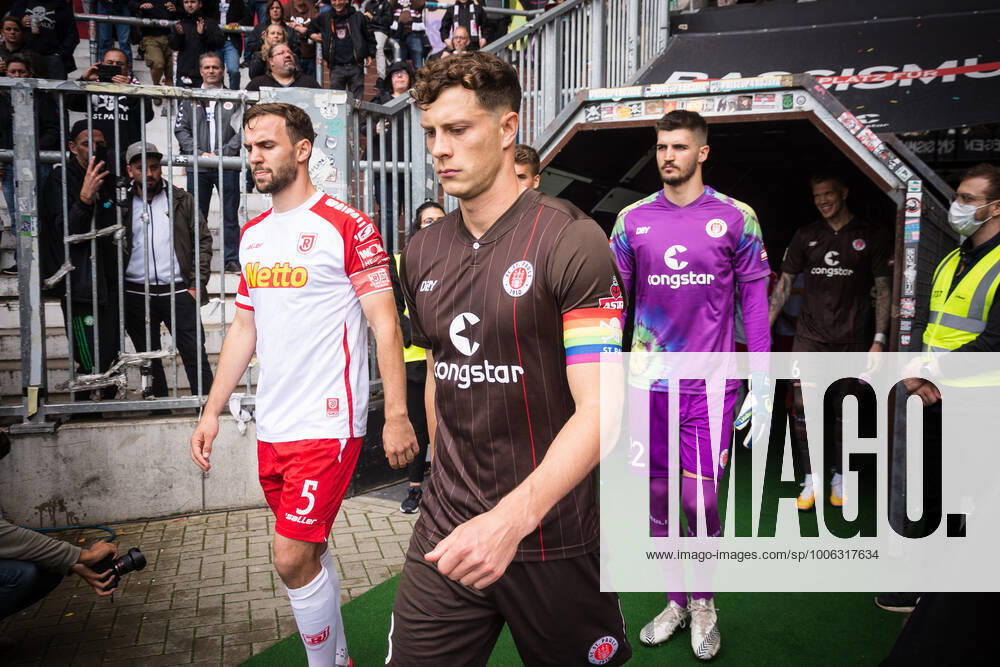 Fußball (Herren), Saison 2021 2022, 2. Bundesliga, 5. Spieltag, FC St. Pauli - SSV Jahn Regensburg, Millerntorstadion, 29.08.2021 James Lawrence ( 3, FC St. Pauli) kommt aus dem Spielertunnel Hamburg Deutschland