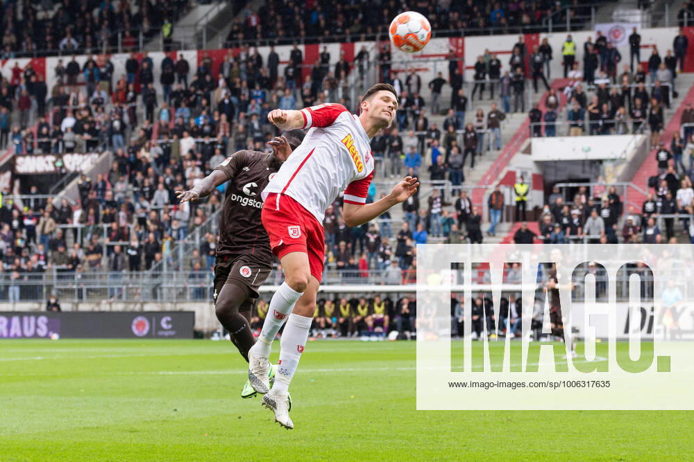 Fußball (Herren), Saison 2021 2022, 2. Bundesliga, 5. Spieltag, FC St. Pauli - SSV Jahn Regensburg, Millerntorstadion, 29.08.2021 Afeez Aremu ( 14, FC St. Pauli) und Andreas Albers ( 19, SSV Jahn R.) Hamburg Deutschland