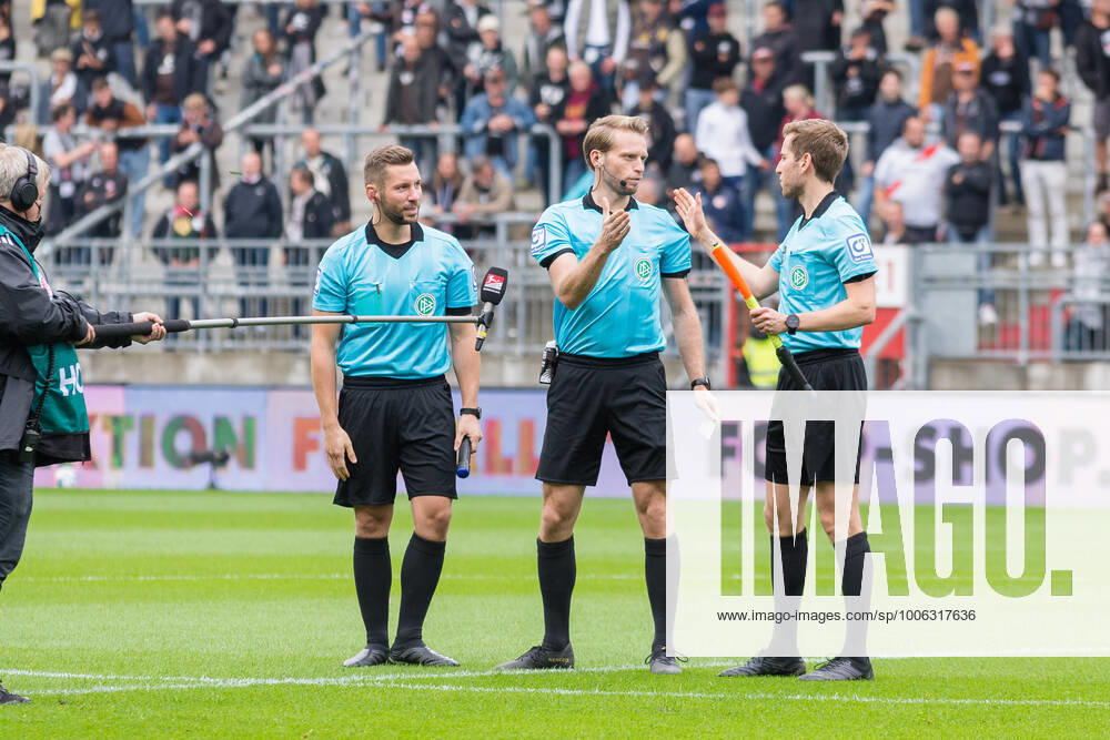Fußball (Herren), Saison 2021 2022, 2. Bundesliga, 5. Spieltag, FC St. Pauli - SSV Jahn Regensburg, Millerntorstadion, 29.08.2021 Schiedsrichtergespann vor dem Spiel (v.l.): Julius Martenstein, Sven Waschitzki, Dr. Justus Zorn Hamburg Deutschland
