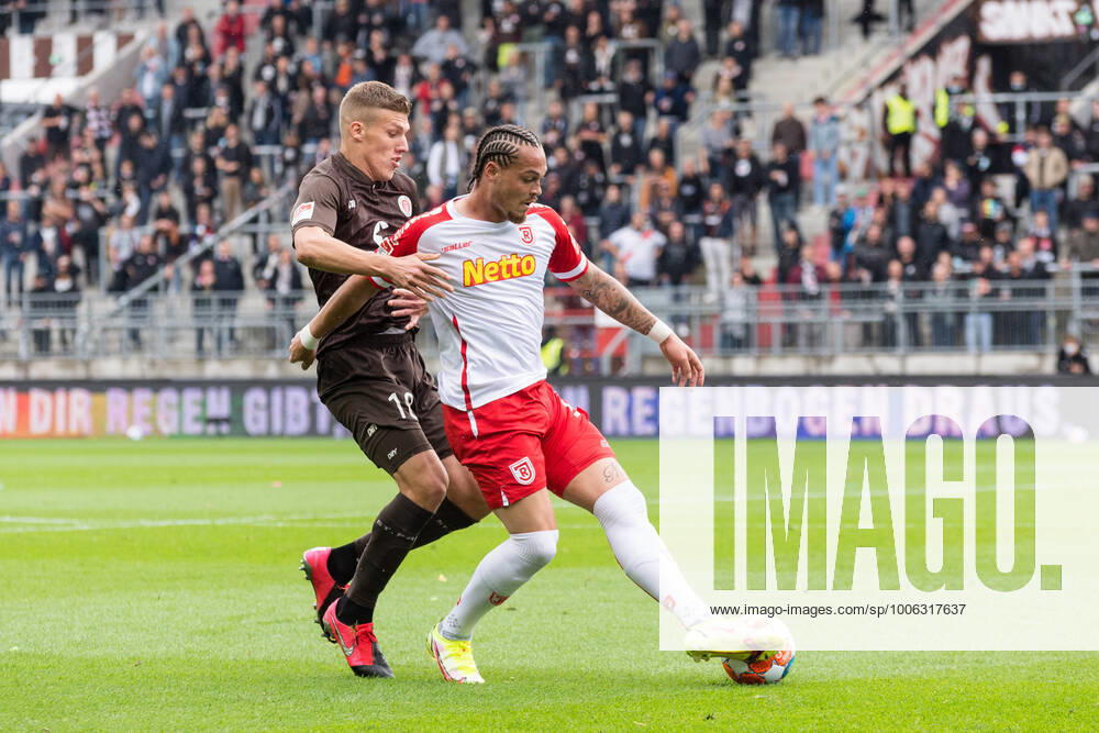 Fußball (Herren), Saison 2021 2022, 2. Bundesliga, 5. Spieltag, FC St. Pauli - SSV Jahn Regensburg, Millerntorstadion, 29.08.2021 Jakov Medic ( 18, FC St. Pauli), Joel Zwarts (SSV Jahn R.) Hamburg Deutschland