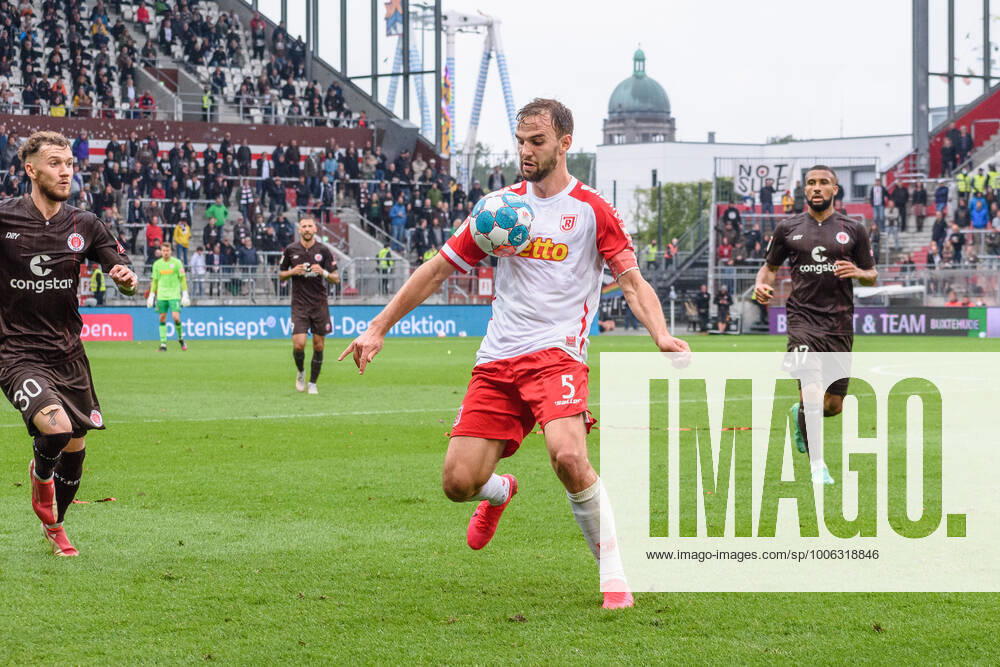 Fußball (Herren), Saison 2021 2022, 2. Bundesliga, 5. Spieltag, FC St. Pauli - SSV Jahn Regensburg, Millerntorstadion, 29.08.2021 Benedikt Gimber ( 5, SSV Jahn R., Mannschaftskapitän) Hamburg Deutschland