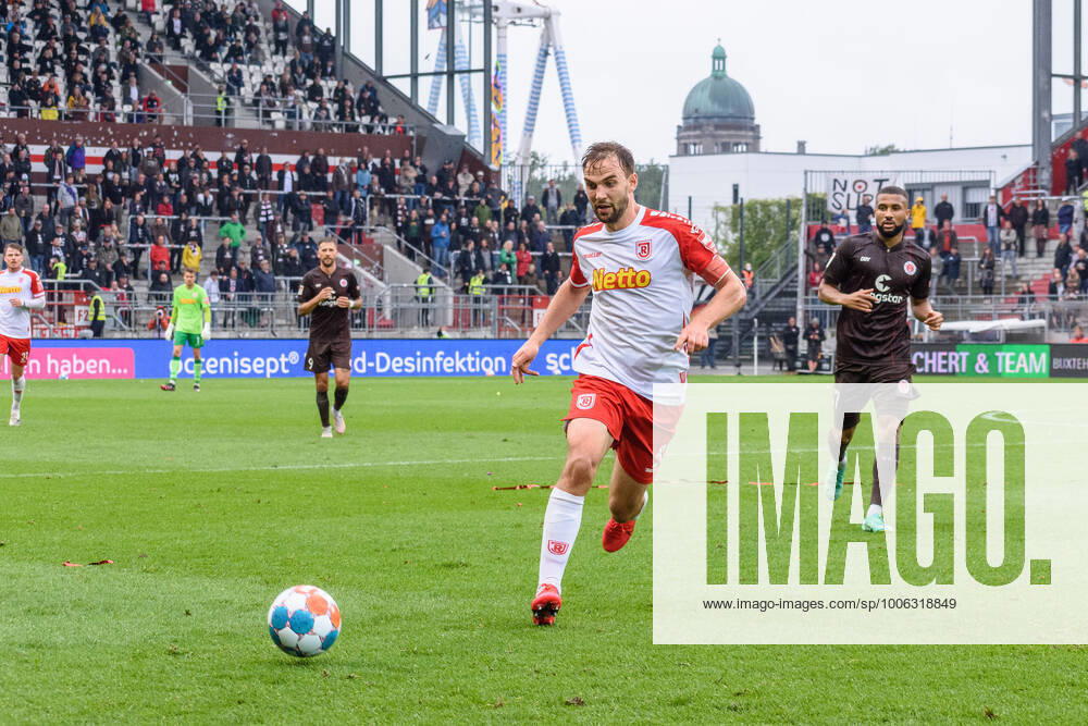 Fußball (Herren), Saison 2021 2022, 2. Bundesliga, 5. Spieltag, FC St. Pauli - SSV Jahn Regensburg, Millerntorstadion, 29.08.2021 Benedikt Gimber ( 5, SSV Jahn R., Mannschaftskapitän) Hamburg Deutschland
