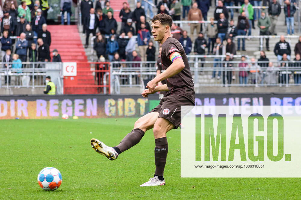 Fußball (Herren), Saison 2021 2022, 2. Bundesliga, 5. Spieltag, FC St. Pauli - SSV Jahn Regensburg, Millerntorstadion, 29.08.2021 James Lawrence ( 3, FC St. Pauli) Hamburg Deutschland