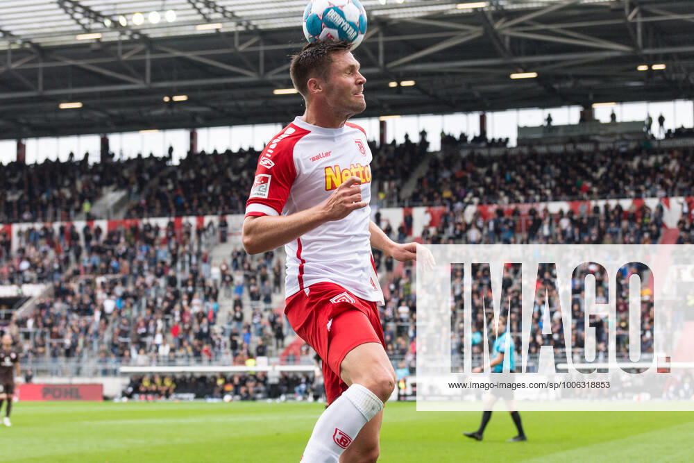 Fußball (Herren), Saison 2021 2022, 2. Bundesliga, 5. Spieltag, FC St. Pauli - SSV Jahn Regensburg, Millerntorstadion, 29.08.2021 Andreas Albers ( 19, SSV Jahn R.) nimmt den Einwurf per Kopf an Hamburg Deutschland