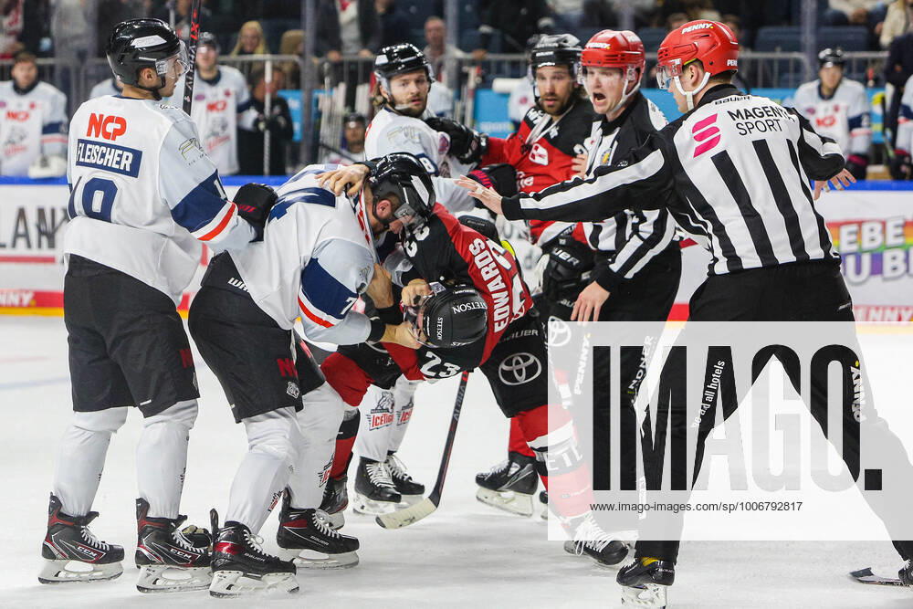 Eishockey Penny-DEL 49.Spieltag Kölner Haie - Nürnberg Ice Tigers am 21.09.2021 in der Lanxess Arena in Köln Dane Fox ( Nürnberg ) ,links - im Fight mit Maurice Edwards ( Köln ), rechts Gemäß den Vorgaben der DEL Deutsche Eishockey Liga ist die Publikation und Weiterverwertung der Aufnahmen in elektronischen Medien und Endgeräten aller Art während des laufenden Spiels nicht zulässig.