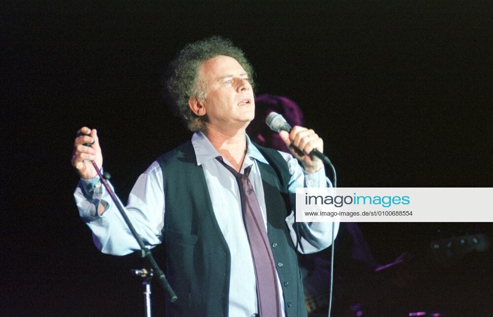27 Konzert 98: Art Garfunkel, Musik, Pop, Songwriter, legendär mit P. Simon, Weste, Mikrophon, Mikro,