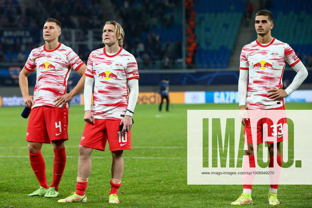 Fussball UEFA Champions League, RB Leipzig - FC Bruegge, v.l. Willi Orban (RB Leipzig, 4), Emil Forsberg (RB Leipzig, 10), Andre Silva (RB Leipzig, 33) enttaeuscht, schaut enttaeuscht, niedergeschlagen, disappointed Leipzig