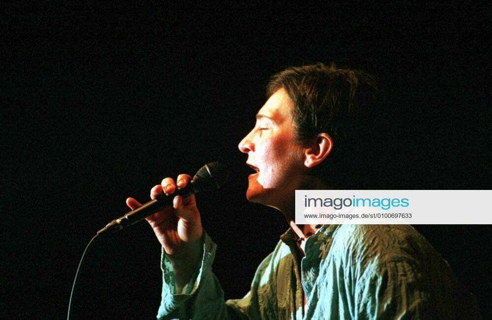 27 Konzert: k.d. Lang, Sängerin, voc, im Berliner Haus Der Kulturen Der Welt , Schauspielerin, Folk, Country, Pop, bekennende homosexuelle Frau, Lesbierin, Musik, Berlin Deutschland, Germany