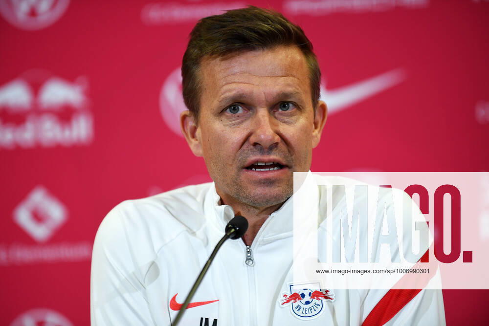 Fußball-Bundesliga Saison 2021 2022, 7. Spieltag, PK RB Leipzig vor Leipzig vs. Bochum (01.10.2021. Jesse Marsch (Trainer RB Leipzig) spricht bei der Pressekonferenz von RB Leipzig vor dem Bundesliga-Spiel gegen Bochum (01.10.2021). Leipzig Sachsen Deutschland Red-Bull-Trainingsgelände am Cottaweg