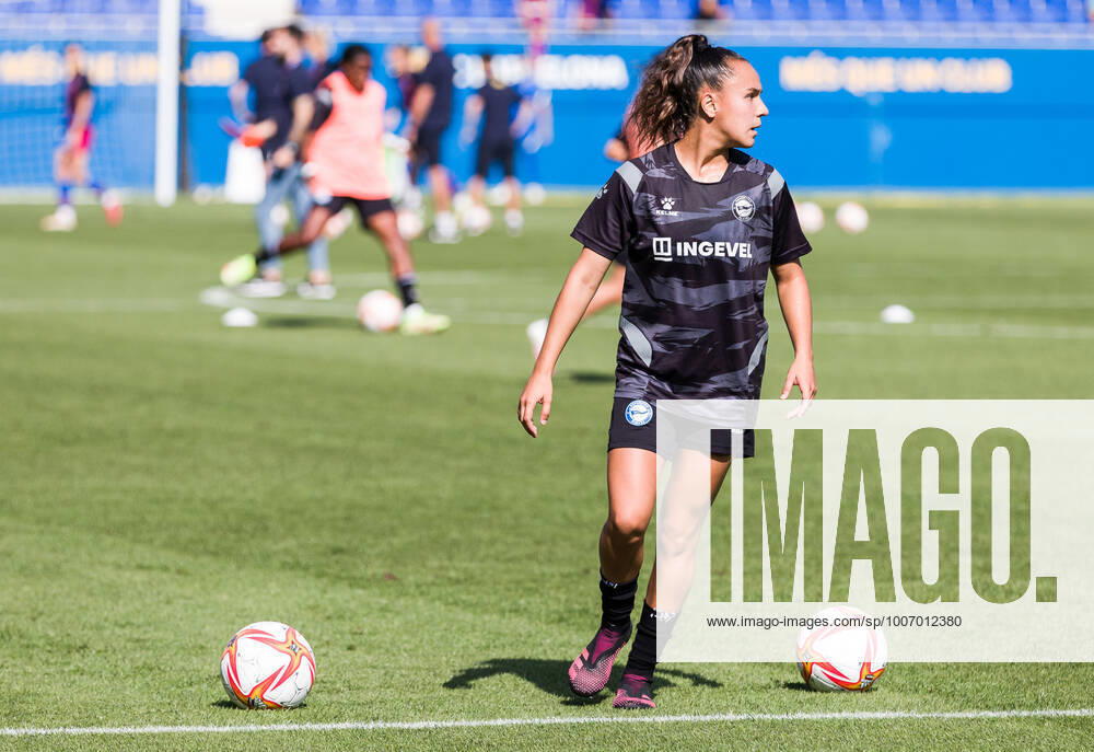 Alba Aznar of Deportivo Alaves Femenino warms up during the Liga Iberdrola match between FC Barcelona, Barca Femeni and Deportivo Alaves Femenino at Johan Cruyff Stadium on October 02, 2021 in Sant Joan Despi, Barcelona, Spain. Sant Joan Despi Spain - ZUMAa181 20211002_zaa_a181_002