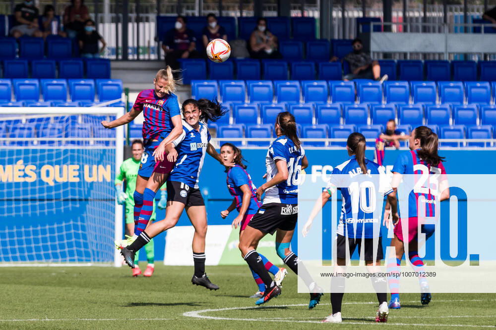 Ana-Maria Cmogorcevic of FC Barcelona, Barca Femeni fights for the ball with Lice Chamorro of Deportivo Alaves Femenino during the Liga Iberdrola match between FC Barcelona Femeni and Deportivo Alaves Femenino at Johan Cruyff Stadium on October 02, 2021 in Sant Joan Despi, Barcelona, Spain. Sant Joan Despi Spain - ZUMAa181 20211002_zaa_a181_006