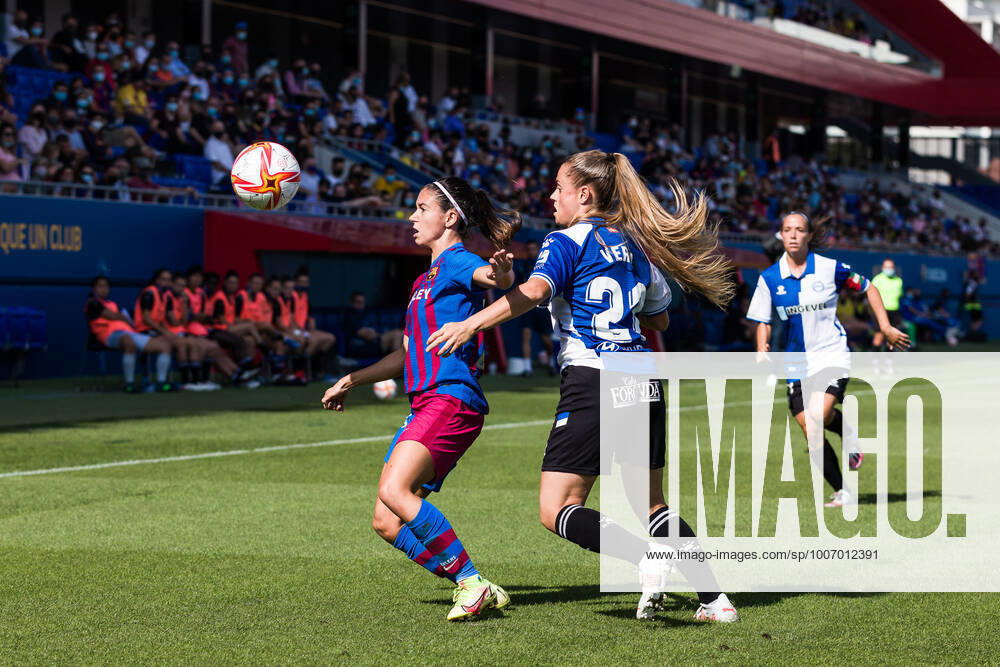 Aitana Bonmati of FC Barcelona, Barca Femeni in action against Vera Martinez of Deportivo Alaves Femenino during the Liga Iberdrola match between FC Barcelona Femeni and Deportivo Alaves Femenino at Johan Cruyff Stadium on October 02, 2021 in Sant Joan Despi, Barcelona, Spain. Sant Joan Despi Spain - ZUMAa181 20211002_zaa_a181_008