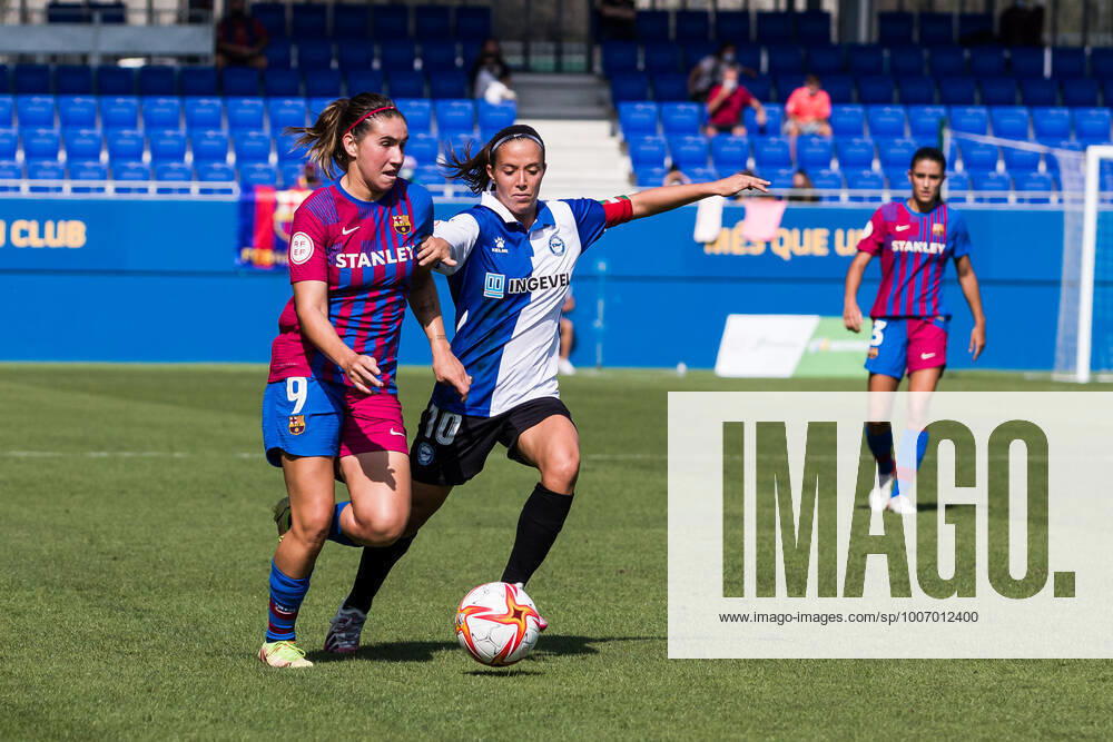 Mariona Caldenteny of FC Barcelona, Barca Femeni in action against Alba Aznar of Deportivo Alaves Femenino during the Liga Iberdrola match between FC Barcelona Femeni and Deportivo Alaves Femenino at Johan Cruyff Stadium on October 02, 2021 in Sant Joan Despi, Barcelona, Spain. Sant Joan Despi Spain - ZUMAa181 20211002_zaa_a181_011