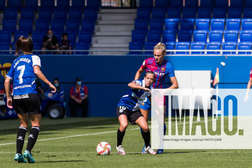 Alba Aznar of Deportivo Alaves Femenino competes with Fridolina Rolfo of FC Barcelona, Barca Femeni during the Liga Iberdrola match between FC Barcelona Femeni and Deportivo Alaves Femenino at Johan Cruyff Stadium on October 02, 2021 in Sant Joan Despi, Barcelona, Spain. Sant Joan Despi Spain - ZUMAa181 20211002_zaa_a181_019
