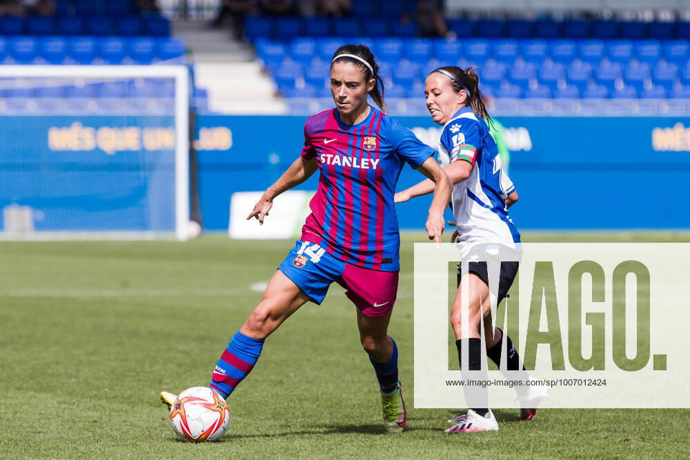 Aitana Bonmati of FC Barcelona, Barca Femeni in action against Alba Aznar of Deportivo Alaves Femenino during the Liga Iberdrola match between FC Barcelona Femeni and Deportivo Alaves Femenino at Johan Cruyff Stadium on October 02, 2021 in Sant Joan Despi, Barcelona, Spain. Sant Joan Despi Spain - ZUMAa181 20211002_zaa_a181_026