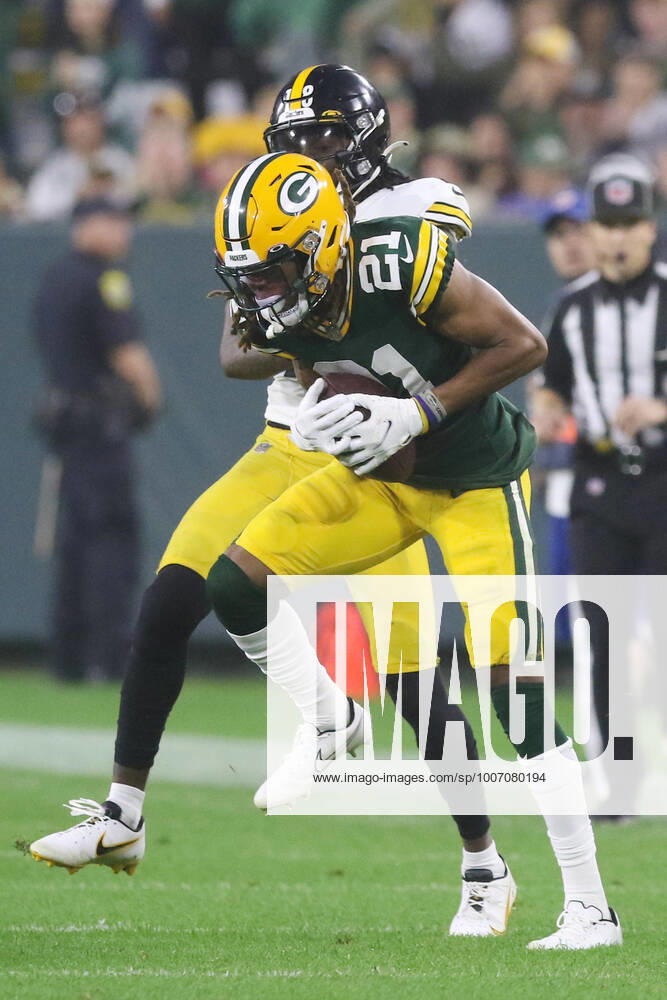 GREEN BAY, WI - OCTOBER 03: Green Bay Packers cornerback Eric Stokes (21) makes an interception during a game between the Green Bay Packers and the Pittsburgh Steelers at Lambeau Field on October 3, 2021 in Green Bay, WI. (Photo by Larry Radloff Icon Sportswire) NFL, American Football Herren, USA OCT 03 Steelers at Packers Icon2110034774