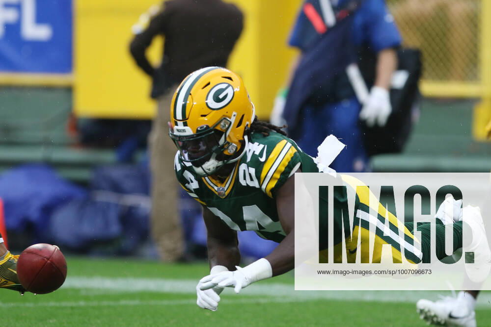 GREEN BAY, WI - OCTOBER 03: Green Bay Packers cornerback Isaac Yiadom (24) dives for a ball during a game between the Green Bay Packers and the Pittsburgh Steelers at Lambeau Field on October 3, 2021 in Green Bay, WI. (Photo by Larry Radloff Icon Sportswire) NFL, American Football Herren, USA OCT 03 Steelers at Packers Icon2110031569