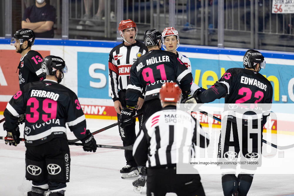 PENNY DEL; Koelner Haie - Schwenninger Wild Wings; Koeln, 08.10.2021 Moritz Mueller (Koelner Haie, 91); PENNY DEL; Koelner Haie - Schwenninger Wild Wings am 08.10.2021 in der Lanxess Arena in Koeln (Deutschland).