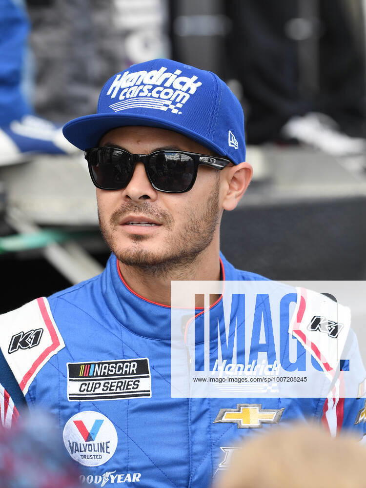 CHARLOTTE, NC - OCTOBER 10: Kyle Larson, Hendrick Motorsports, Chevrolet Camaro HendrickCars.com (5) before the Bank of America ROVAL 400 NASCAR, Motorsport, USA Cup Series playoff race on October 10, 2021,at Charlotte Motor Speedway in Concord, NC. (Photo by Jeffrey Vest Icon Sportswire) AUTO: OCT 10 NASCAR Cup Series Playoff - Bank of America ROVAL Icon211010019400