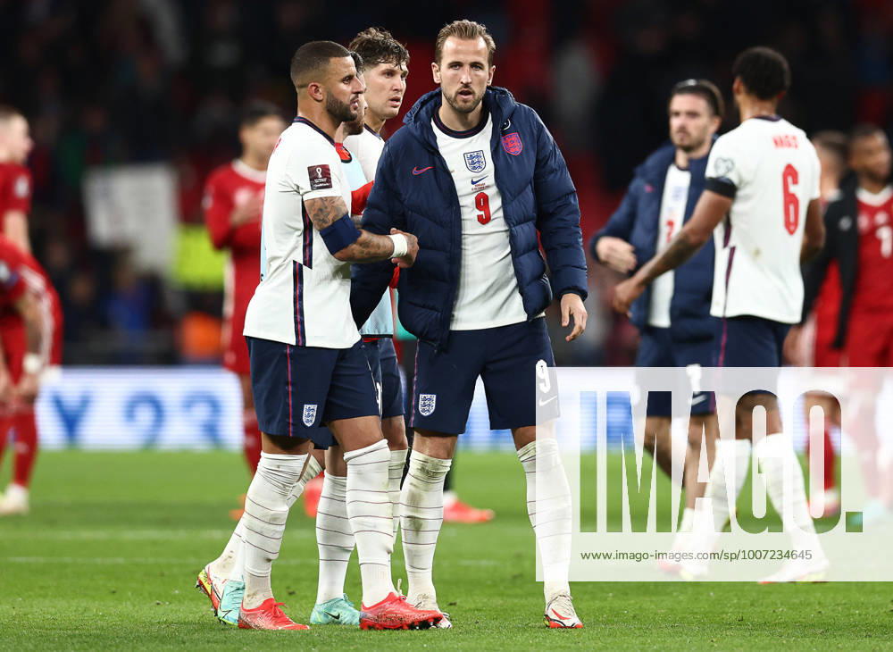 London, England, 12th October 2021. Harry Kane of England shakes hands with Kyle Walker after the FIFA World Cup, WM, Weltmeisterschaft, Fussball qualifiers match at Wembley Stadium, London. Picture credit should read: David Klein Sportimage . SPI-1242-0079