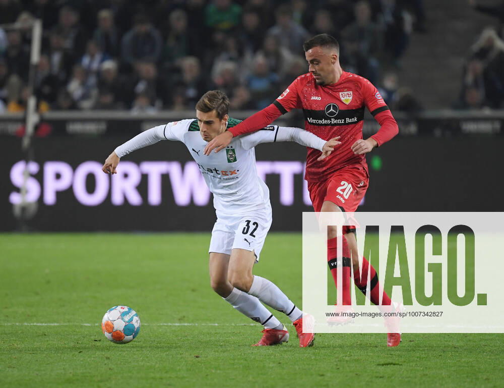 Florian Neuhaus (Borussia Moenchengladbach), li., gegen Philipp Förster (VfB Stuttgart) 16.10.2021, Fussball GER, Saison 2021 2022, 1. Bundesliga, 8. Spieltag, Borussia Mönchengladbach - VfB Stuttgart 1:1, Foto: Weis TEAM2sportphoto