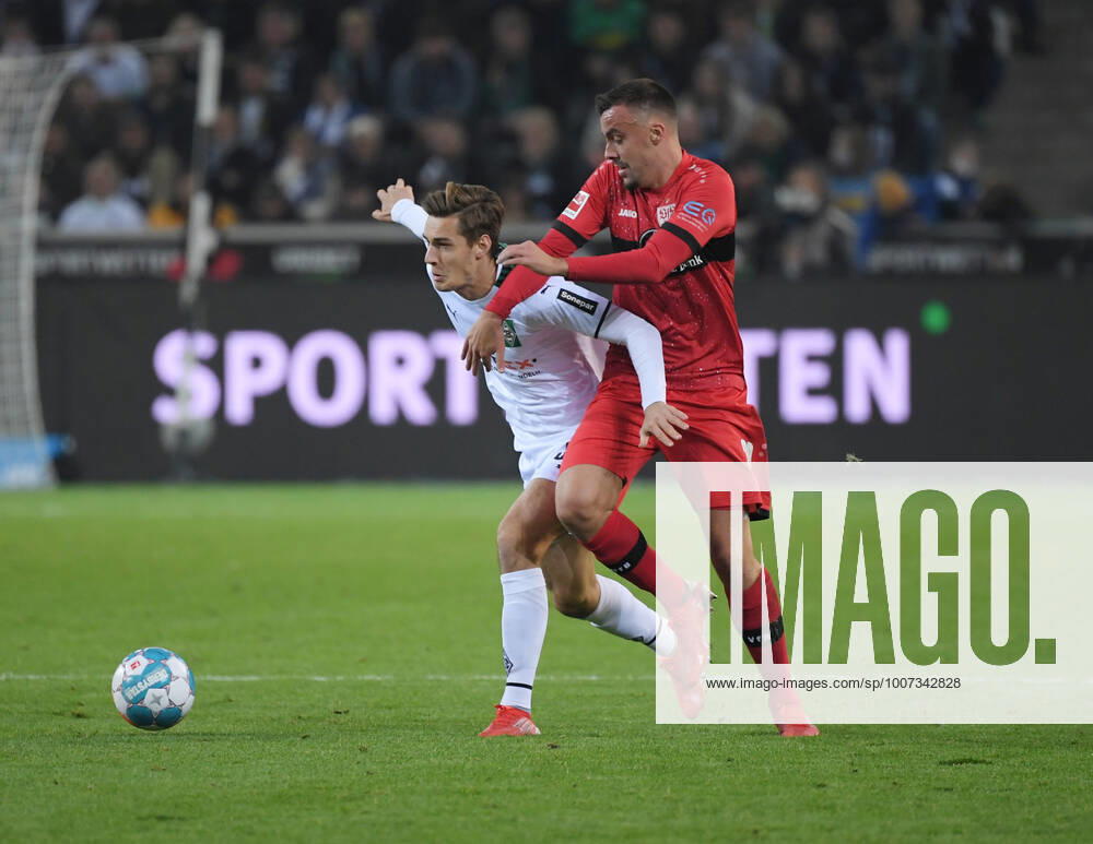 Florian Neuhaus (Borussia Moenchengladbach), li., gegen Philipp Förster (VfB Stuttgart) 16.10.2021, Fussball GER, Saison 2021 2022, 1. Bundesliga, 8. Spieltag, Borussia Mönchengladbach - VfB Stuttgart 1:1, Foto: Weis TEAM2sportphoto