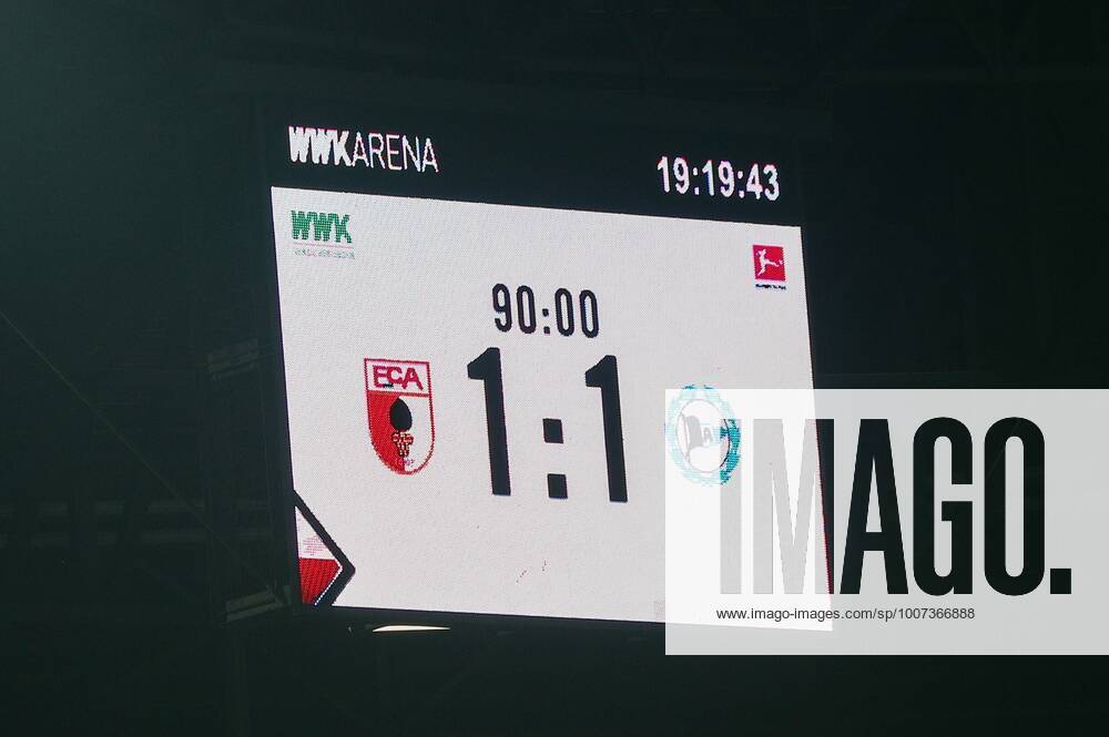 Endstand 1:1 auf der Anzeigetafel, FC Augsburg vs. Arminia Bielefeld, 1. Bundesliga, 8. Spieltag, 17.10.2021 DFB regulations prohibit any use of photographs as image sequences and or quasi-video Augsburg Bayern Deutschland