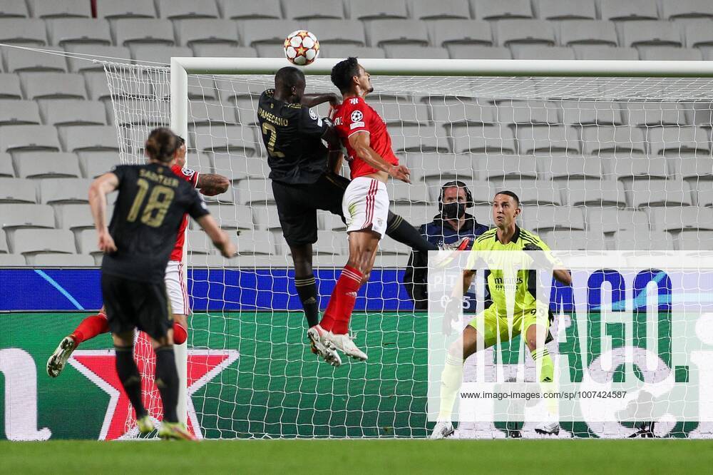Im Zweikampf, Aktion, mit Dayot Upamecano 2 (FC Bayern Muenchen), Lucas Verissimo 4 (Benfica Lissabon), Odysseas Vlachodimos 99 (Benfica Lissabon), Benfica Lissabon vs. FC Bayern Muenchen, Champions League, Vorrunde, 20.10.2021 Lissabon Lissabon Portugal
