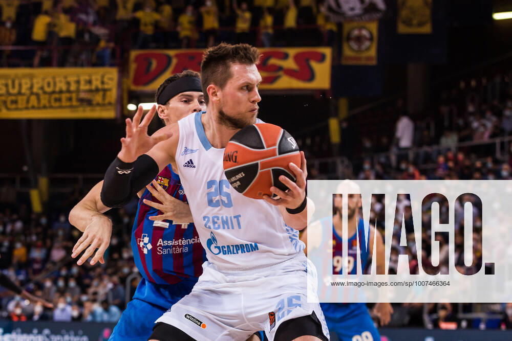 Mateusz Ponitka of Zenit St Petersburg in action against Kyle Kuric of FC Barcelona, Barca during the Turkish Airlines EuroLeague match between FC Barcelona and Zenit St Petersburg at Palau Blaugrana on October 22, 2021 in Barcelona, Spain. Barcelona Spain - ZUMAa181 20211022_zaa_a181_023