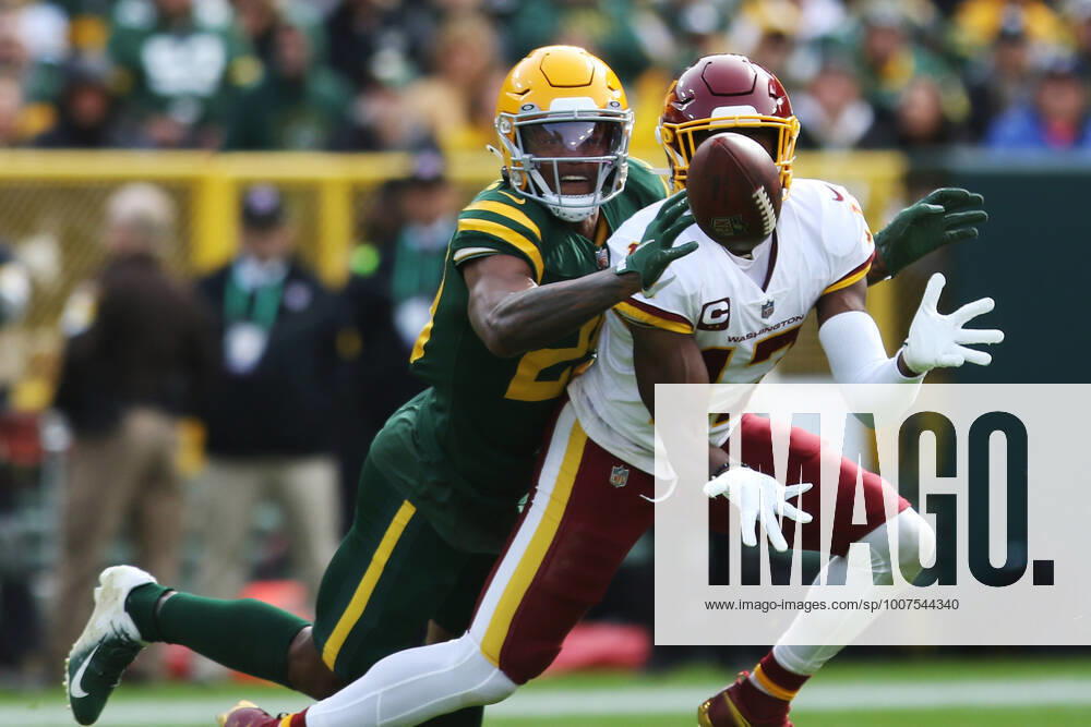 GREEN BAY, WI - OCTOBER 24: Green Bay Packers cornerback Rasul Douglas (29) tips a ball away from Washington Football Team wide receiver Terry McLaurin (17) during a game between the Green Bay Packers and the Washington Football Team at Lambeau Field on October 24, 2021 in Green Bay, WI. (Photo by Larry Radloff Icon Sportswire) NFL, American Football Herren, USA OCT 24 Washington Football Team at Packers Icon2110241200