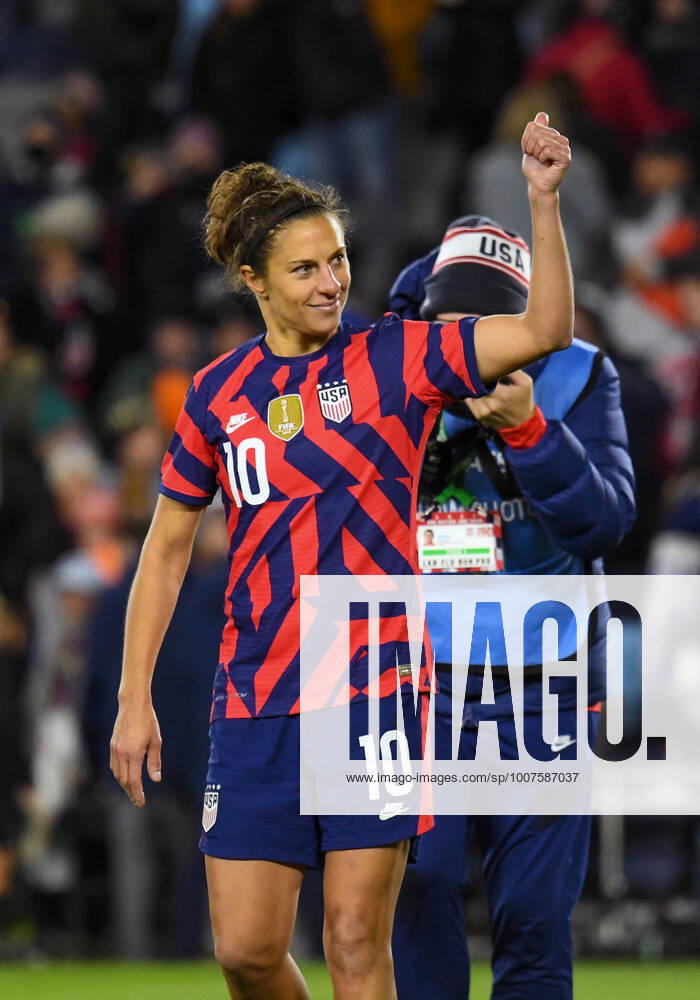 SAINT PAUL, MN - OCTOBER 26: United States forward Carli Lloyd (10) acknowledges the fans as she takes a lap after her final game, a friendly soccer match between Korea Republic and the United States on Oct 26, 2021 at Allianz Field in Saint Paul, MN. (Photo by Nick Wosika Icon Sportswire) SOCCER: OCT 26 Women s - USA v Korea Icon2021102623