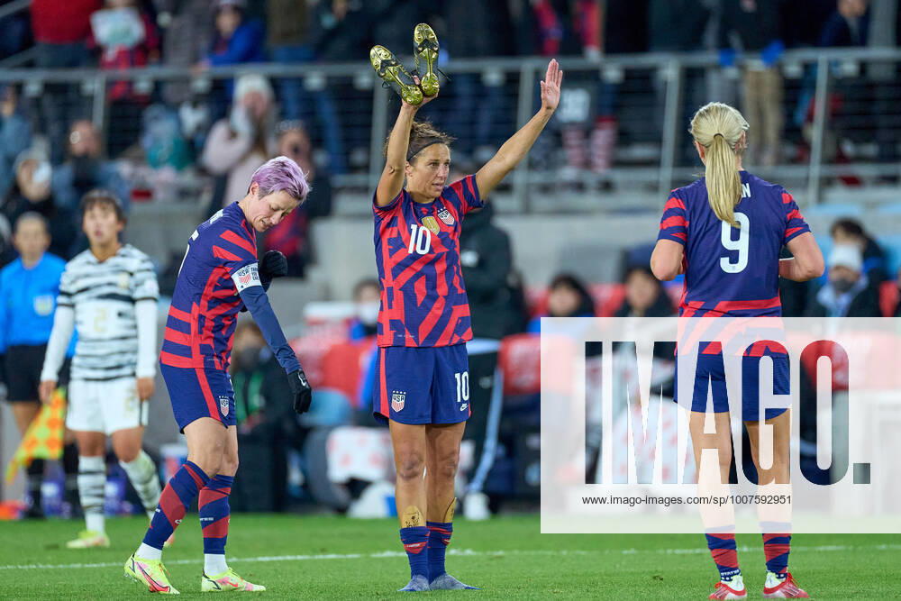 SAINT PAUL, MN - OCTOBER 26: United States forward Carli Lloyd (10) waves to fans after playing her final game against Korea Republic as a member of the US Women s national team, Nationalteam at Allianz Field on October 26, 2021 in St Paul, Minnesota. United States defeated Korea Republic 6-0. (Photo by Robin Alam Icon Sportswire) SOCCER: OCT 26 Women s - USA v Korea Icon164211026003
