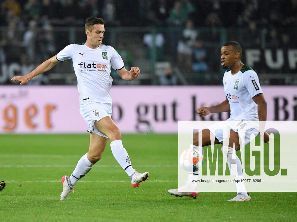 Florian Neuhaus (Borussia Moenchengladbach), Alassane Plea (Borussia Moenchengladbach), v.li. 31.10.2021, Fussball GER, Saison 2021 2022, 1. Bundesliga, 10. Spieltag, Borussia Mönchengladbach - VfL Bochum 2:1, Foto: Maik Hölter TEAM2sportphoto