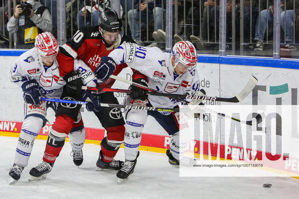 Eishockey Penny-DEL 19.Spieltag Kölner Haie - Schwenninger Wild Wings am 02.11.2021 in der Lanxess Arena in Köln Niclas Burström ( Schwenningen ), links - Jon Matsumoto ( Köln ), mitte - Ken Andre Olimb ( Schwenningen ), rechts Gemäß den Vorgaben der DEL Deutsche Eishockey Liga ist die Publikation und Weiterverwertung der Aufnahmen in elektronischen Medien und Endgeräten aller Art während des laufenden Spiels nicht zulässig.
