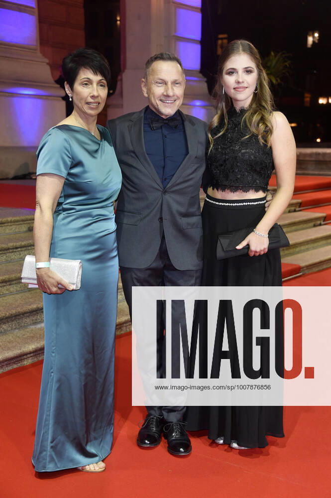 Richy Müller mit Ehefrau Christl Stumhofer und Tochter Paulina beim 39. Deutschen SportpresseBall 2021 in der Alten Oper. Frankfurt