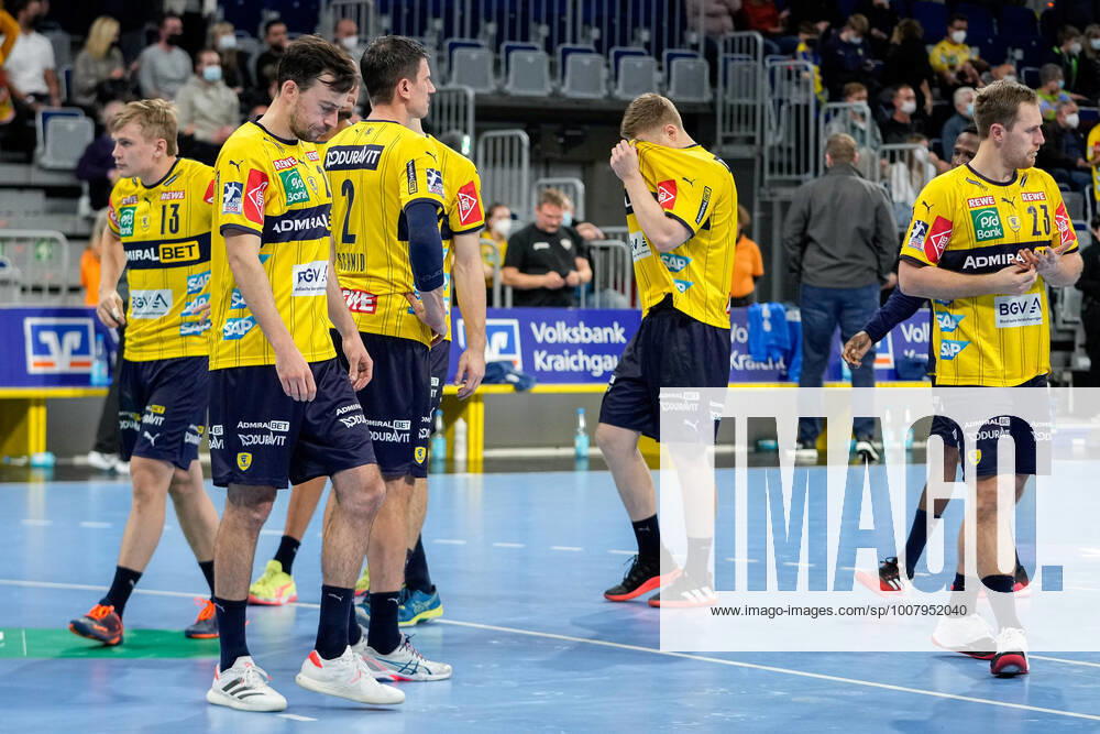 Spieler der Rhein-Neckar-Löwen, enttäuscht über die Niederlage, Enttäuschung nach dem Schlusspfiff, Highlight, Verlierer, verloren, Frustration, disappointed, pessimistisch, 10.11.2021, Mannheim (Deutschland), Handball, Bundesliga, Rhein-Neckar Löwen - TBV Lemgo Lippe