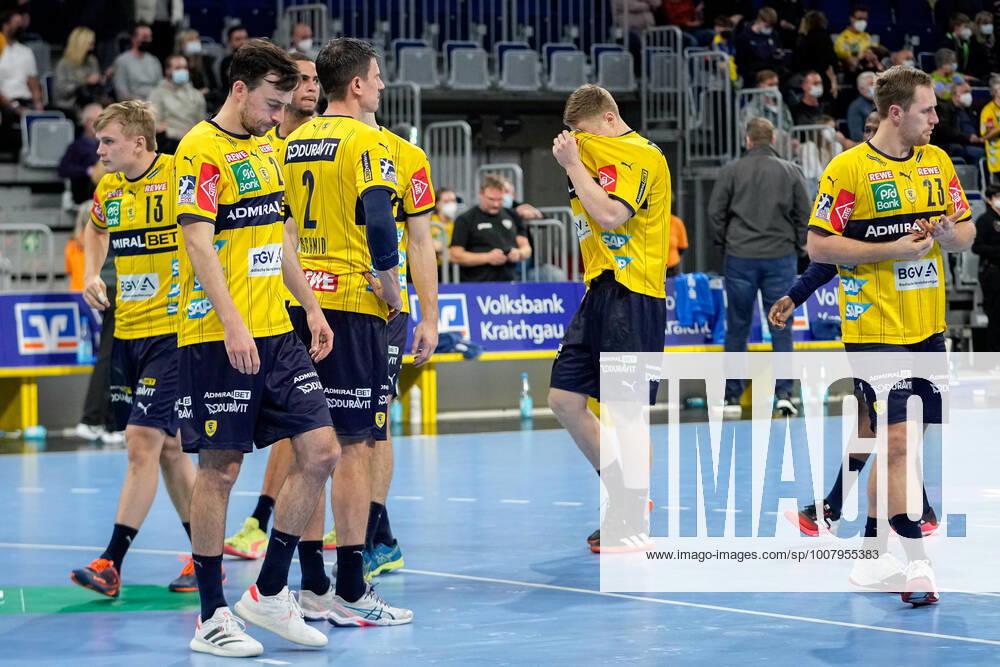 Spieler der Rhein-Neckar-Löwen, enttäuscht über die Niederlage, Enttäuschung nach dem Schlusspfiff, Highlight, Verlierer, verloren, Frustration, disappointed, pessimistisch, 10.11.2021, Mannheim (Deutschland), Handball, Bundesliga, Rhein-Neckar Löwen - TBV Lemgo Lippe