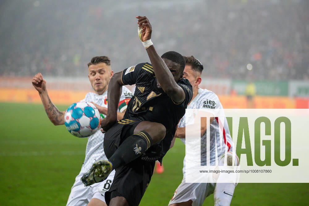 Dayot Upamecano (FC Bayern Muenchen, 02), GER, FC Augburg vs. FC Bayern Muenchen, Fussball, Bundesliga, 12. Spieltag, Spielzeit 2021 2022, 19.11.2021, DFB DFL regulations prohibit any use of photographs as image sequences and or quasi-video., GER, FC Augburg vs. FC Bayern Muenchen, Fussball, Bundesliga, 12. Spieltag, Spielzeit 2021 2022, 19.11.2021 Augsburg