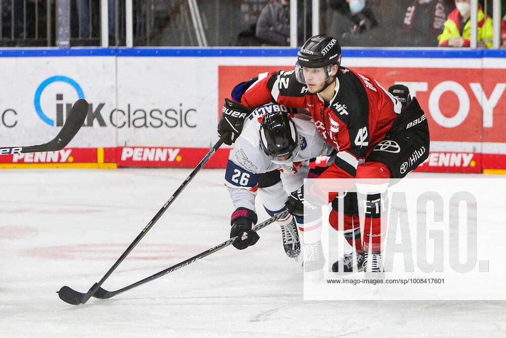 Eishockey Penny-DEL 27.Spieltag Kölner Haie - Nürnberg Ice Tigers am 03.12.2021 in der Lanxess Arena in Köln Dennis Lobach ( Nürnberg ), links - Luis Üffing ( Köln ), rechts Gemäß den Vorgaben der DEL Deutsche Eishockey Liga ist die Publikation und Weiterverwertung der Aufnahmen in elektronischen Medien und Endgeräten aller Art während des laufenden Spiels nicht zulässig.