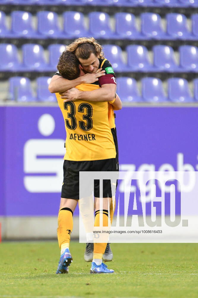 Christoph Daferner (SG Dynamo Dresden) vorn und Yannick Stark (SG Dynamo Dresden) hinten, bejubeln den Sieg, FC Erzgebirge Aue vs. SG Dynamo Dresden, Fussball, 2. Bundesliga, 12.12.2021 DFL REGULATIONS PROHIBIT ANY USE OF PHOTOGRAPHS AS IMAGE SEQUENCES AND OR QUASI-VIDEO FC Erzgebirge Aue vs.SG Dynamo Dresden, Fussball, 2. Bundesliga, 12.12.2021 Aue-Bad Schlema