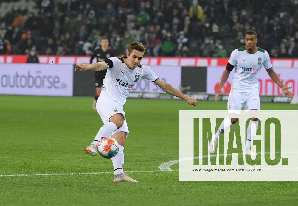 Florian Neuhaus (Borussia Moenchengladbach), li.,erzielt mit diesem Schuss das Tor zum 1:0 15.12.2021, Fussball GER, Saison 2021 2022, 1. Bundesliga, 16. Spieltag, Borussia Mönchengladbach - Eintracht Frankfurt, Foto: Weis TEAM2sportphoto