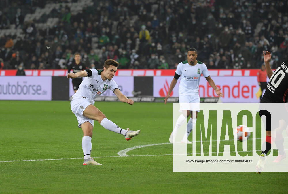 Florian Neuhaus (Borussia Moenchengladbach), li.,erzielt mit diesem Schuss das Tor zum 1:0 15.12.2021, Fussball GER, Saison 2021 2022, 1. Bundesliga, 16. Spieltag, Borussia Mönchengladbach - Eintracht Frankfurt, Foto: Weis TEAM2sportphoto