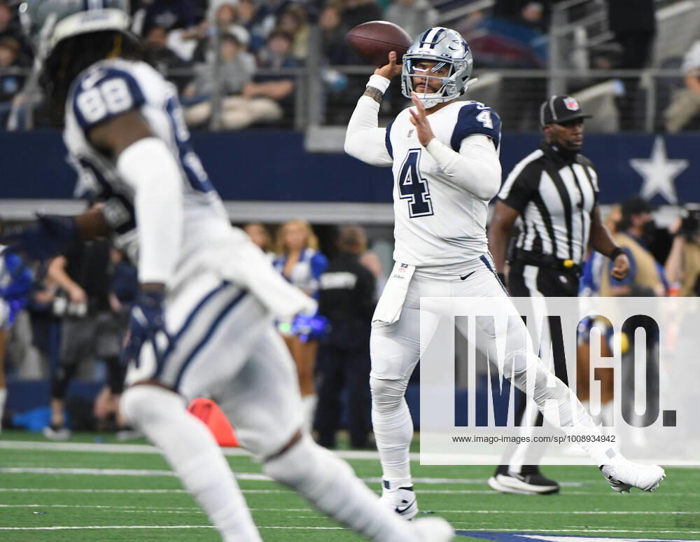 Dallas Cowboys Dak Presscott throws against the Arizona Cardinals during their NFL, American Football Herren, USA game at AT&T Stadium in Arlington, Texas on Sunday, January 2, 2022. ARL2022010208 IANxHALPERIN