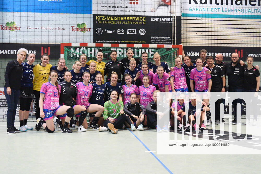 Gemeinsames Bild nach Spielende der TusSies und Bietigheim TusSies Metzingen vs. SG BBM Bietigheim Handball, HBF, 13.Ligaspiel, Saison 2021 2022 , 19.01.2022 TusSies Metzingen vs. SG BBM Bietigheim Handball, HBF, 13.Ligaspiel, Saison 2021 2022 , 19.01.2022 Metzingen